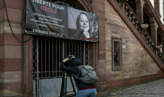 La bannière clamant "Liberté pour Cécile" Kohler sur l'hôtel de ville de Soultz, dans le Haut-Rhin, où elle a grandi ( AFP / Frederick FLORIN )