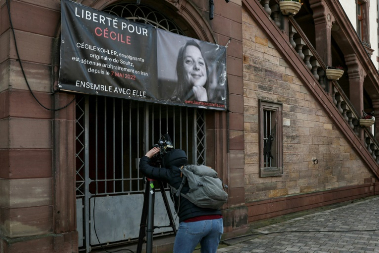 La bannière clamant "Liberté pour Cécile" Kohler sur l'hôtel de ville de Soultz, dans le Haut-Rhin, où elle a grandi ( AFP / Frederick FLORIN )