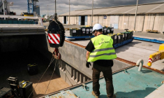 Un membre de l'équipe de World Central Kitchen travaille au chargement d'un autre bateau contenant de l'aide alimentaire à destination de Gaza