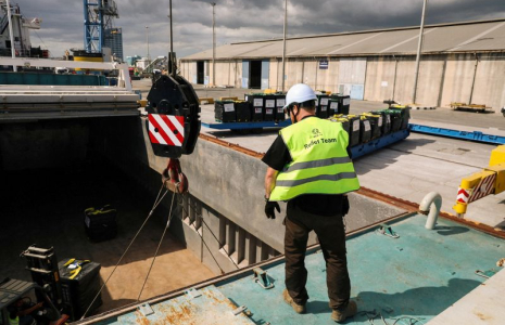 Un membre de l'équipe de World Central Kitchen travaille au chargement d'un autre bateau contenant de l'aide alimentaire à destination de Gaza