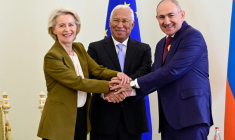 Le Premier ministre arménien Nikol Pachinyan avec la présidente de la Commission européenne Ursula von der Leyen et celui du Conseil européen Antonio Costa à Erevan le 5 mai 2026 ( AFP / KAREN MINASYAN )