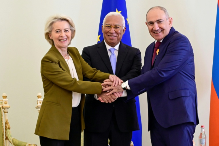 Le Premier ministre arménien Nikol Pachinyan avec la présidente de la Commission européenne Ursula von der Leyen et celui du Conseil européen Antonio Costa à Erevan le 5 mai 2026 ( AFP / KAREN MINASYAN )