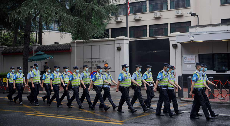 Les tensions entre les États-Unis et la Chine dépassent le plan commercial, à l'image de la fermeture du consulat américain de Chengdu. (© AFP)
