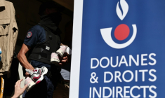 Un agent des douanes inspecte des produits contrefaits avant leur destruction à Marseille, dans le sud-est de la France, le 18 juin 2026 ( AFP / Thibaud MORITZ )