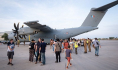 Un avion de l'armée de l'air française arrive à Djibouti