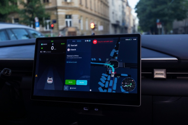 Le tableau de bord d'un RoboTaxi de l'entreprise Verne montre le trafic en temps réel alors qu'il circule dans le centre-ville de Zagreb, le 4 mai 2026 en Croatie ( AFP / MARKO PERKOV )