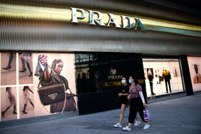 Des personnes passent devant un magasin Prada à Pékin, en Chine