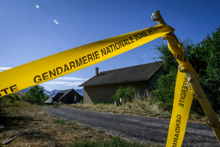 La maison du hameau Les Brès, dans les Hautes-Alpes, où un septuagénaire est soupçonné d'avoir tué par balles sa femme également septuagénaire et leur fille, le 21 juillet 2025 ( AFP / JEFF PACHOUD )
