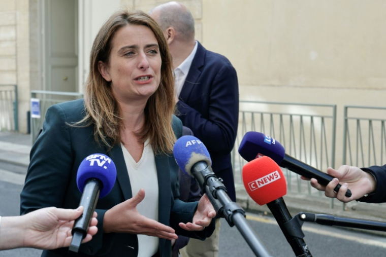 La secrétaire nationale des Ecologistes Marine Tondelier s'adresse aux médias à son arrivée à Matignon pour une réunion avec le Premier ministre Sébastien Lecornu, le 17 septembre 2025 à Paris ( AFP / STEPHANE DE SAKUTIN )
