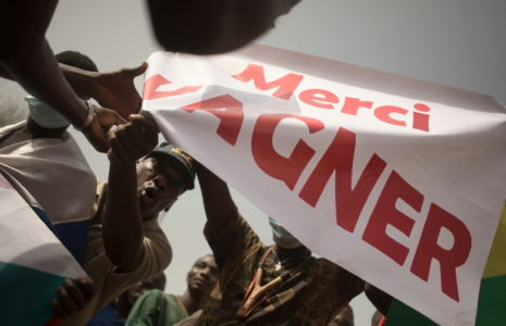 Une banderole "Merci Wagner", en référence au groupe paramilitaire russe, lors d'une manifestation célébrant l'annonce par la France du retrait de ses troupes du Mali,  le 19 février 2022 à Bamako ( AFP / FLORENT VERGNES )