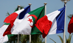 Des drapeaux français et algriens à Alger, en Algérie, le 25 août 2022. ( AFP / LUDOVIC MARIN )