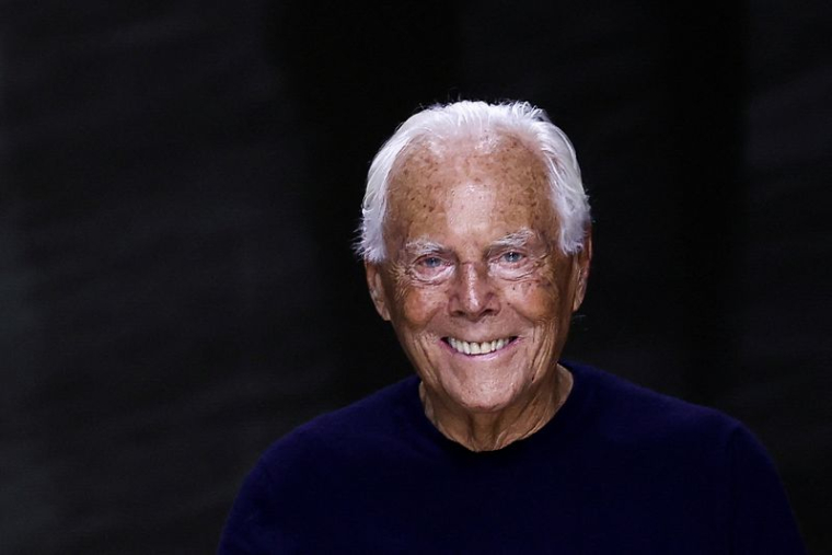 Le créateur Giorgio Armani apparaît à la fin de son défilé de la collection Haute Couture Automne/Hiver 2024-2025 pour Giorgio Armani Prive à Paris, France