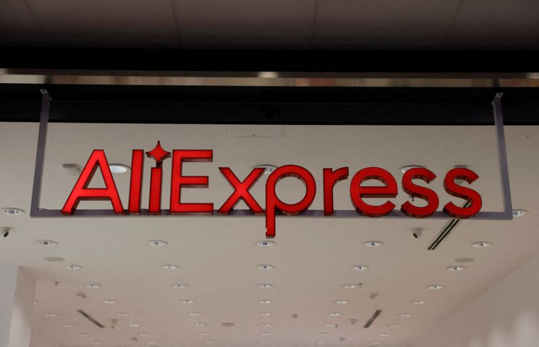 Le logo d'AliExpress dans la boutique AliExpress, à Grenade