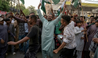 Des Pakistanais célèbrent l'annonce du cessez-le-feu entre le Pakistan et l'Inde, à Hyderabad, dans la province de Sindh, le 10 mai 2025 ( AFP / Akram SHAHID )
