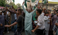 Des Pakistanais célèbrent l'annonce du cessez-le-feu entre le Pakistan et l'Inde, à Hyderabad, dans la province de Sindh, le 10 mai 2025 ( AFP / Akram SHAHID )