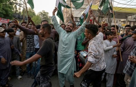 Des Pakistanais célèbrent l'annonce du cessez-le-feu entre le Pakistan et l'Inde, à Hyderabad, dans la province de Sindh, le 10 mai 2025 ( AFP / Akram SHAHID )
