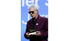 Jim Jarmusch avec son Lion d'or obtenu à la Mostra de Venise, le 6 septembre 2025 ( AFP / Tiziana FABI )