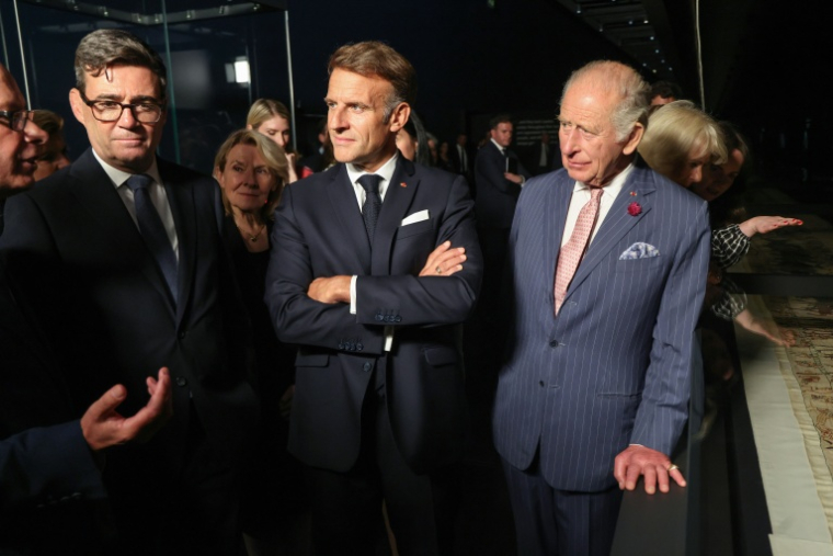 Le roi Charles III du Royaume-Uni (à droite), le président français Emmanuel Macron (au centre) et le Premier ministre britannique Andy Burnham lors de l'avant-première de l'exposition sur la tapisserie de Bayeux, au British Museum de Londres, le 2 septembre 2026 ( POOL / Ludovic MARIN )