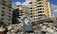 Un portrait du défunt guide suprême iranien Ali Khamenei sur des ruines dans la banlieue sud de Beyrouth, le 6 mai 2026 ( AFP / Anwar AMRO )