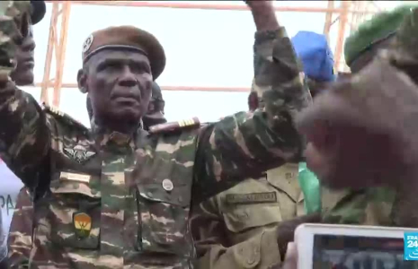 Niger : nouvelle manifestation à Niamey, Emmanuel Macron salue le travail de son ambassadeur