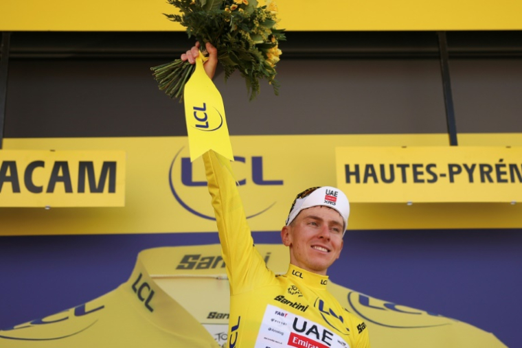Tadej Pogacar triomphant sur le podium du Tour de France à l'issue de la 12e étape, qu'il a remportée, le 17 juillet 2025 à Hautacam ( AFP / Anne-Christine POUJOULAT )