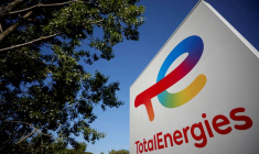 Le logo de TotalEnergies est photographié dans une station-service à Treillières