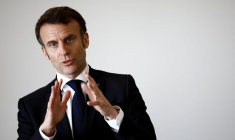 Emmanuel Macron lors d'une visite au ollège Jean Lartaut à Jarnac