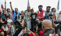L'équipage de la "Global Sumid Flotilla" acclamé par des militants pro-palestiniens à Sidi Bou Saïd, en Tunisie, le 7 septembre 2025 ( AFP / Yassine Mahjoub )