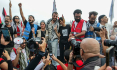 L'équipage de la "Global Sumid Flotilla" acclamé par des militants pro-palestiniens à Sidi Bou Saïd, en Tunisie, le 7 septembre 2025 ( AFP / Yassine Mahjoub )