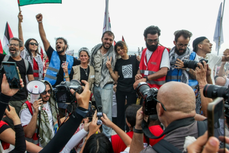 L'équipage de la "Global Sumid Flotilla" acclamé par des militants pro-palestiniens à Sidi Bou Saïd, en Tunisie, le 7 septembre 2025 ( AFP / Yassine Mahjoub )