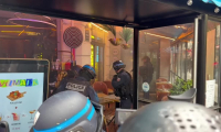 "Bloquons tout" : la façade d'un immeuble en feu dans le centre de Paris
