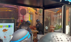 "Bloquons tout" : la façade d'un immeuble en feu dans le centre de Paris