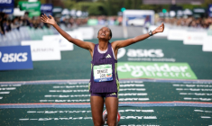 L'Ethiopienne Shure Demise, victorieuse du marathon de Paris en établissant un nouveau record en 2h18:34, le 12 avril 2026 ( AFP / Ian LANGSDON )