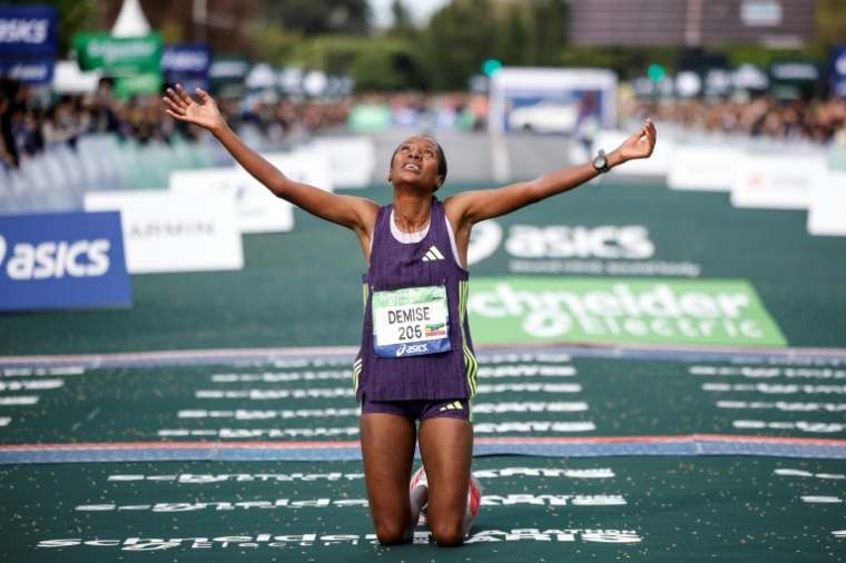 L'Ethiopienne Shure Demise, victorieuse du marathon de Paris en établissant un nouveau record en 2h18:34, le 12 avril 2026 ( AFP / Ian LANGSDON )