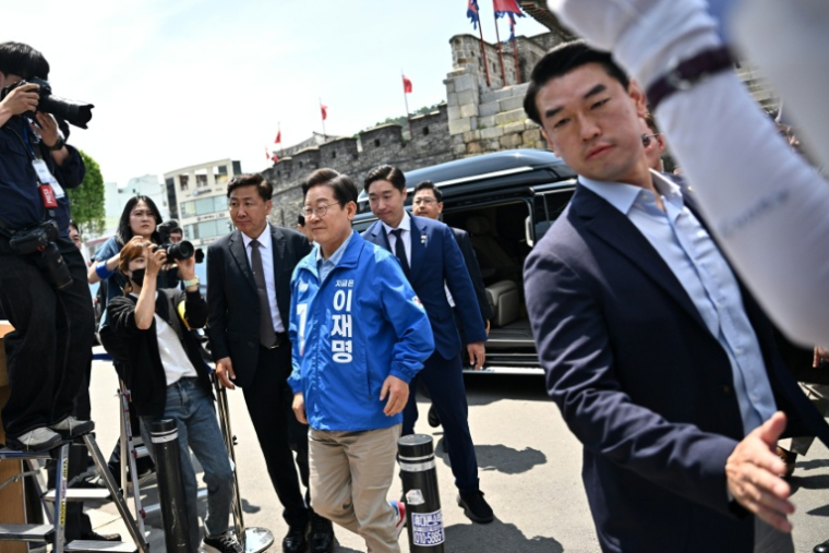 Lee Jae-myung, le candidat à la présidence du Parti démocrate, d'un événement de campagne électorale à Suwon, dans la province de Gyeonggi dans le nord-ouest de la Corée du Sud, le 26 mai 2025 ( AFP / Pedro Pardo )