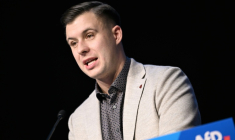 Jean-Pascal Hohm, député du parti allemand d'extrême droite AfD de la région du Brandenbourg, s'adresse aux militants qui l'ont élu chef de la nouvelle organisation de jeunesse de cette formation, lors d'un congrès le 29 novembre 2025 à Giessen (centre de l'Allemagne) ( AFP / Kirill KUDRYAVTSEV )