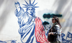 Un tag anti-américain sur l'ancienne ambassade des Etats-Unis à Téhéran, le 11 mai 2025. ( AFP / ATTA KENARE )