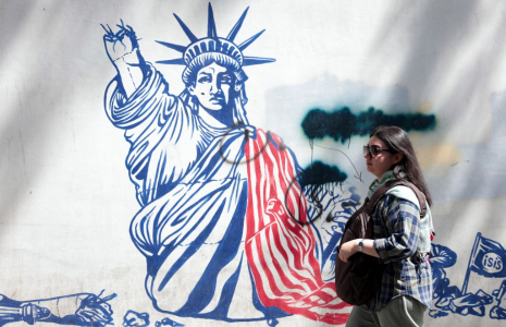Un tag anti-américain sur l'ancienne ambassade des Etats-Unis à Téhéran, le 11 mai 2025. ( AFP / ATTA KENARE )