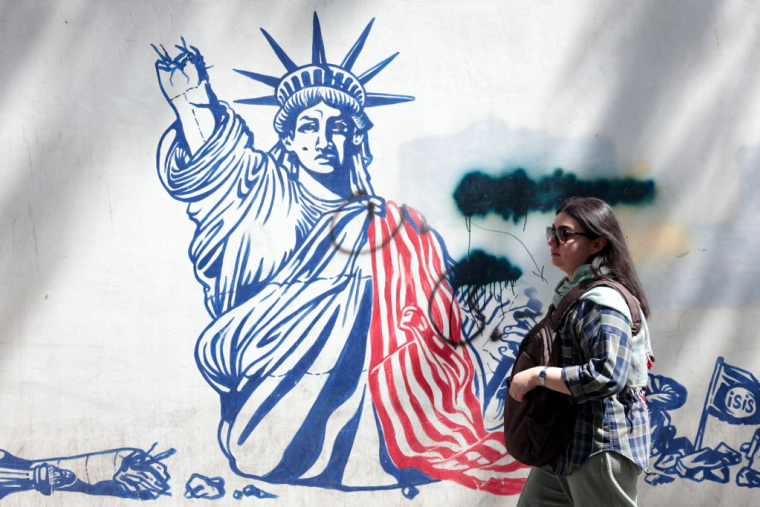 Un tag anti-américain sur l'ancienne ambassade des Etats-Unis à Téhéran, le 11 mai 2025. ( AFP / ATTA KENARE )