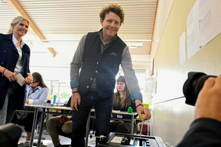 Halldor Benjamin Thorbergsson, un opposant à l'adhésion à l'UE, vote dans le cadre du référendum le 29 août 2026 ( AFP / Halldor KOLBEINS )