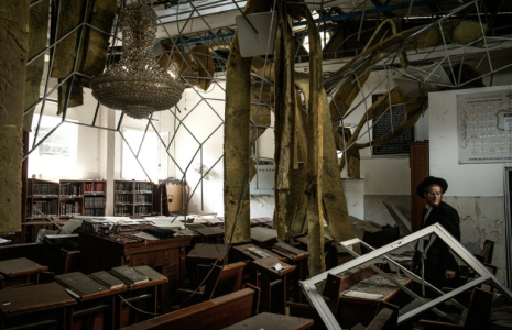 Dégâts dans une synagogue après une frappe iranienne à Bnei-Brak, près de Tel-Aviv, le 16 juin 2025 ( AFP / JOHN WESSELS )