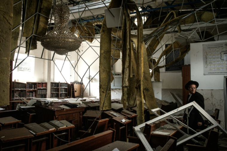 Dégâts dans une synagogue après une frappe iranienne à Bnei-Brak, près de Tel-Aviv, le 16 juin 2025 ( AFP / JOHN WESSELS )