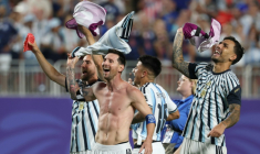 L'Argentine de Lionel Messi fête sa victoire contre la Suisse et sa qualification en demi-finale du Mondial, le 11 juillet 2026 à Kansas City ( AFP / Odd ANDERSEN )