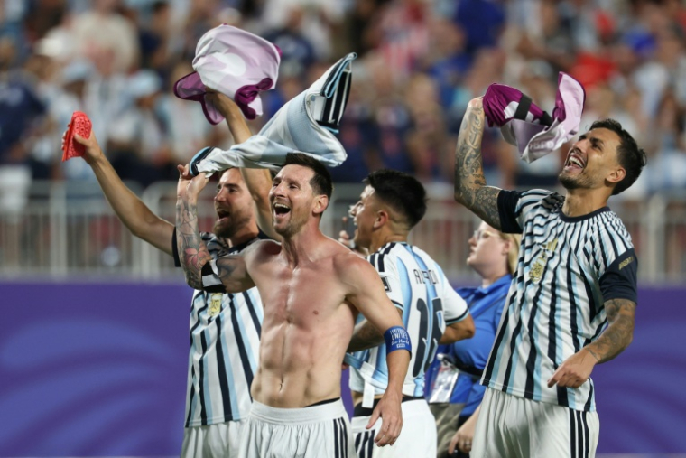 L'Argentine de Lionel Messi fête sa victoire contre la Suisse et sa qualification en demi-finale du Mondial, le 11 juillet 2026 à Kansas City ( AFP / Odd ANDERSEN )