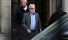 Gerry Adams quitte la Haute Cour de Londres, le 12 mars 2026 ( AFP / Toby Shepheard )
