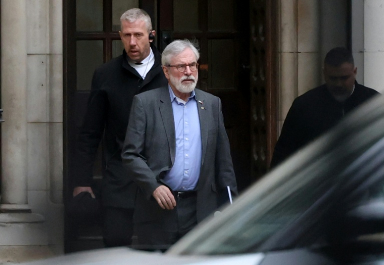 Gerry Adams quitte la Haute Cour de Londres, le 12 mars 2026 ( AFP / Toby Shepheard )