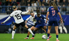 Les Bleues de Sandy Baltimore (#17) ont dû se contenter d'un match nul contre l'Allemagne en demi-finale retour de la Ligue des nations, le 28 octobre 2025 à Caen ( AFP / LOU BENOIST )