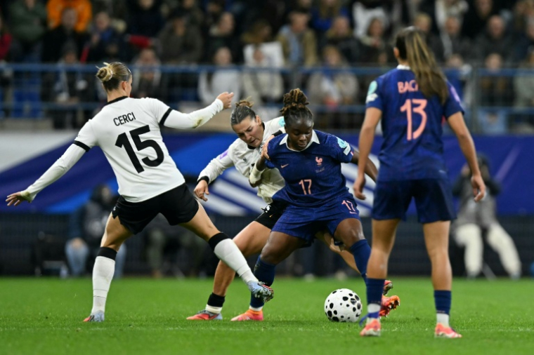 Les Bleues de Sandy Baltimore (#17) ont dû se contenter d'un match nul contre l'Allemagne en demi-finale retour de la Ligue des nations, le 28 octobre 2025 à Caen ( AFP / LOU BENOIST )