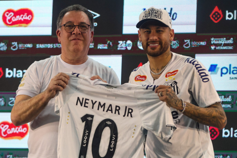 Neymar accueilli en héros à Santos