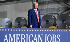 Le président américain Donald Trump arrive pour s'exprimer lors d'une visite de l'acierie US Steel à West Mifflin, en Pennsylvanie, le 30 mai 2025 ( AFP / SAUL LOEB )